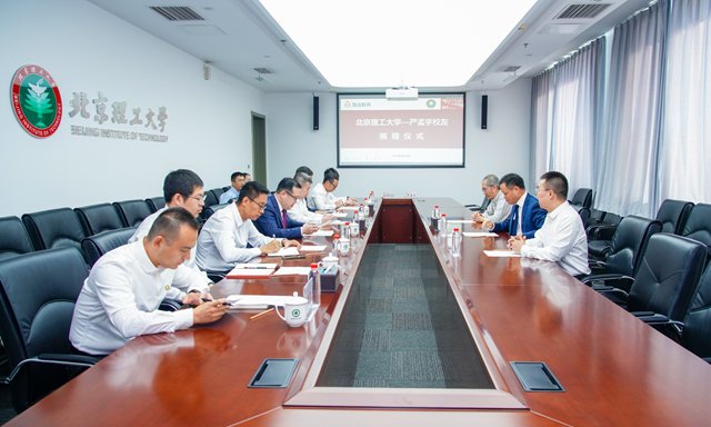 副校长邹美帅出席仪式